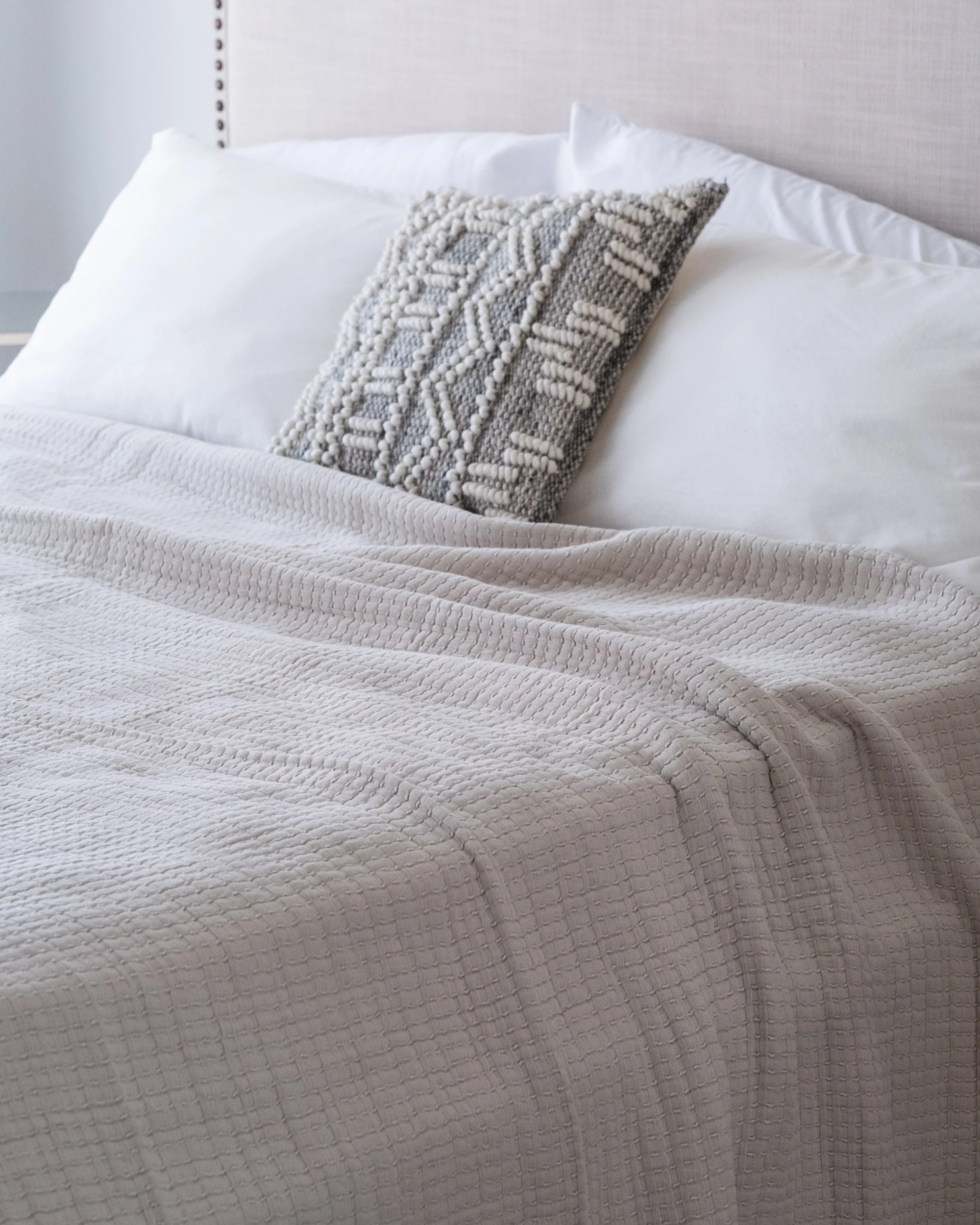 The Stitched Cotton Quilt in Bone - Image 3