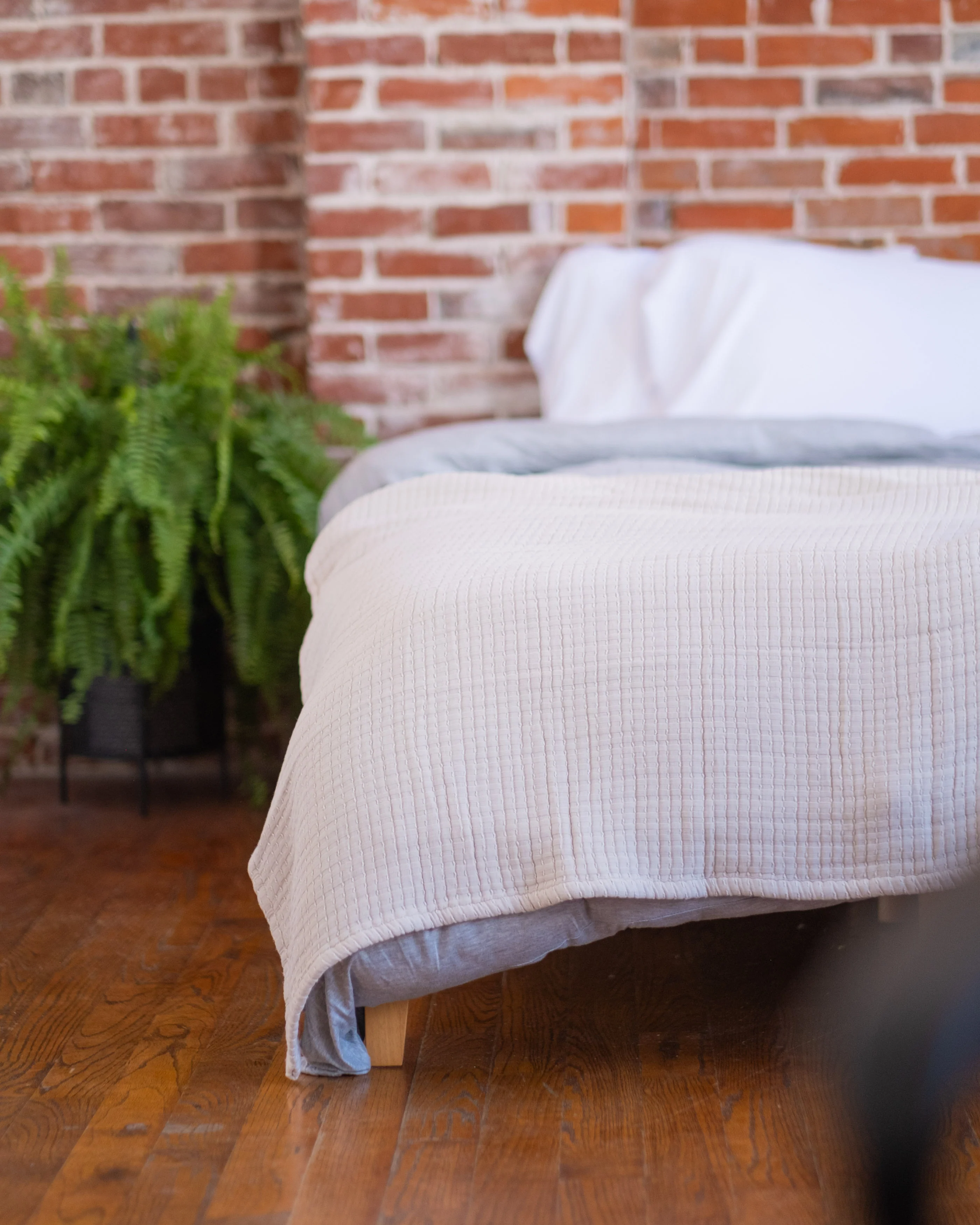 The Stitched Cotton Quilt in Bone - Image 5