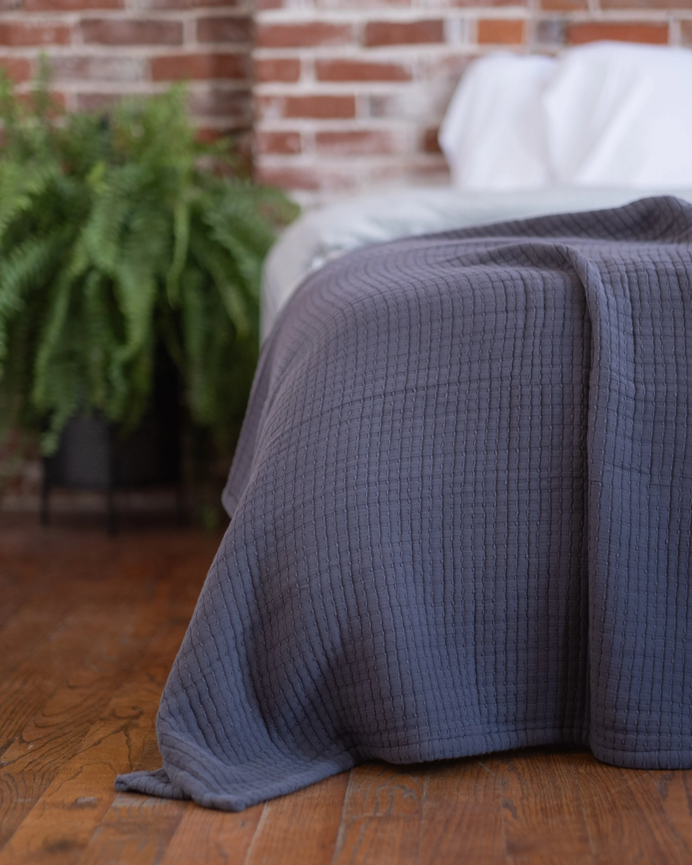 The Stitched Cotton Quilt in Charcoal - Image 4