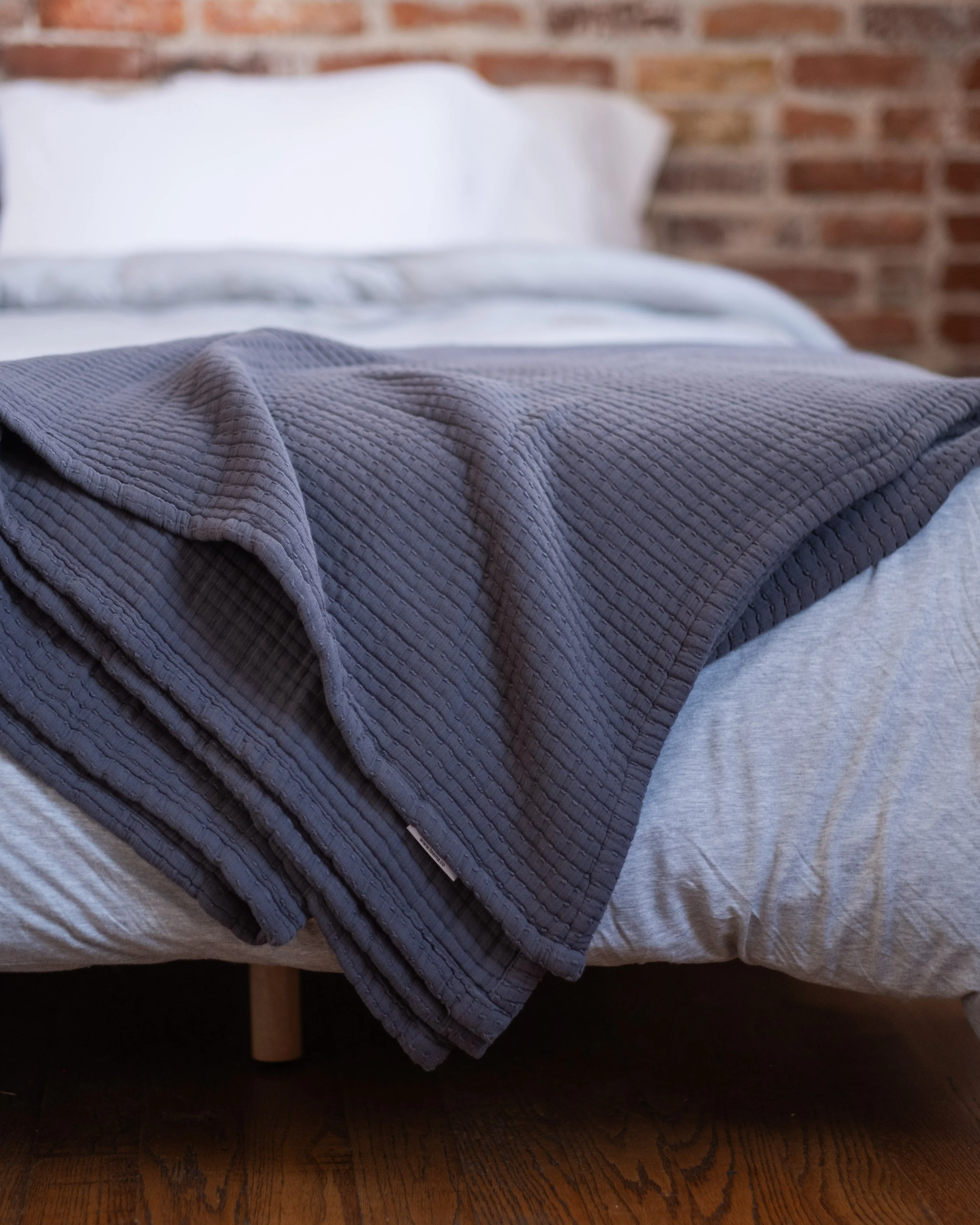 The Stitched Cotton Quilt in Charcoal - Image 5