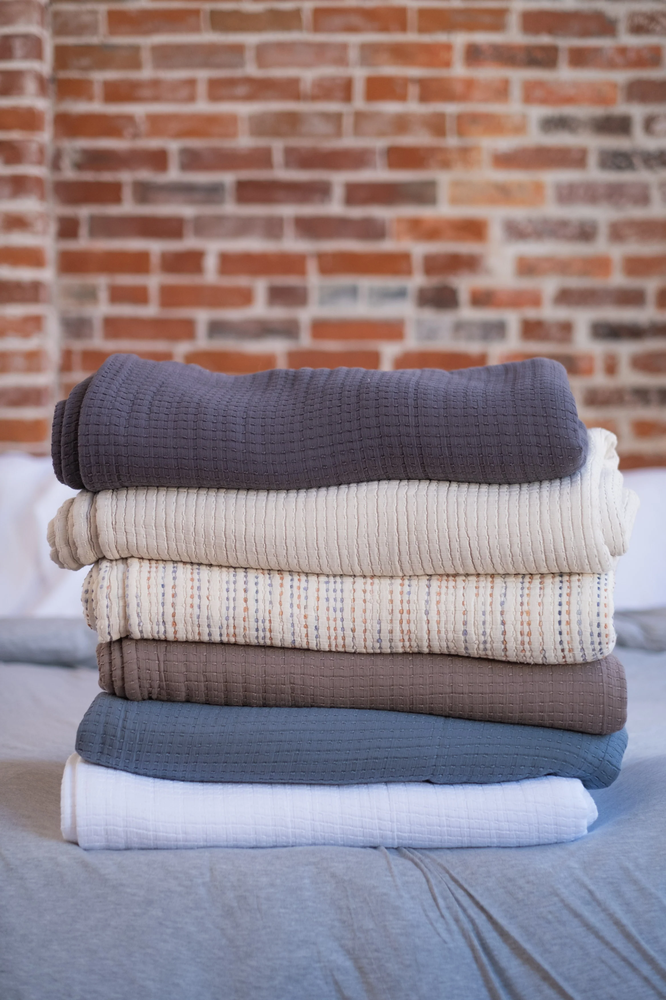 The Stitched Cotton Quilt in White - Image 7