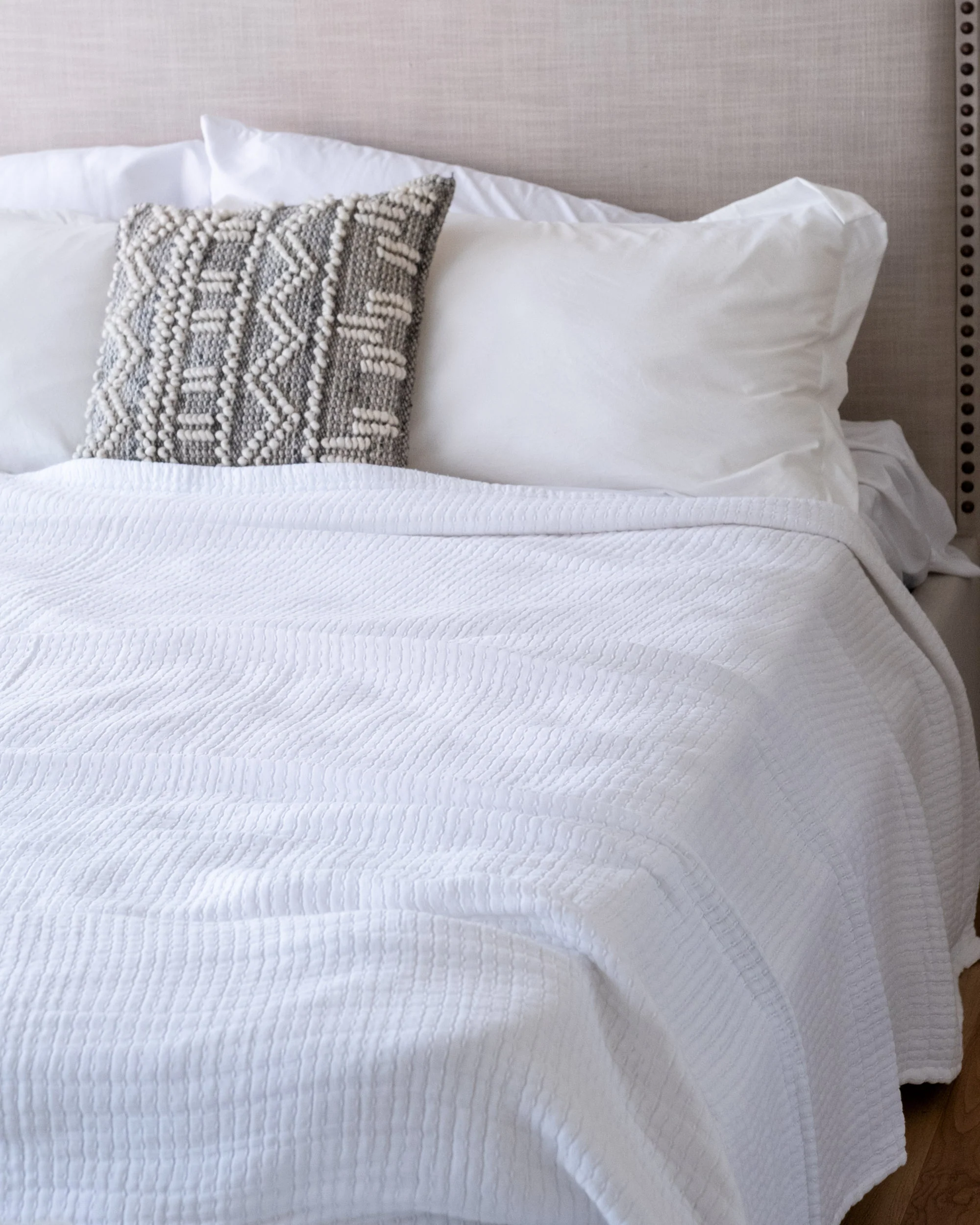 The Stitched Cotton Quilt in White - Image 3