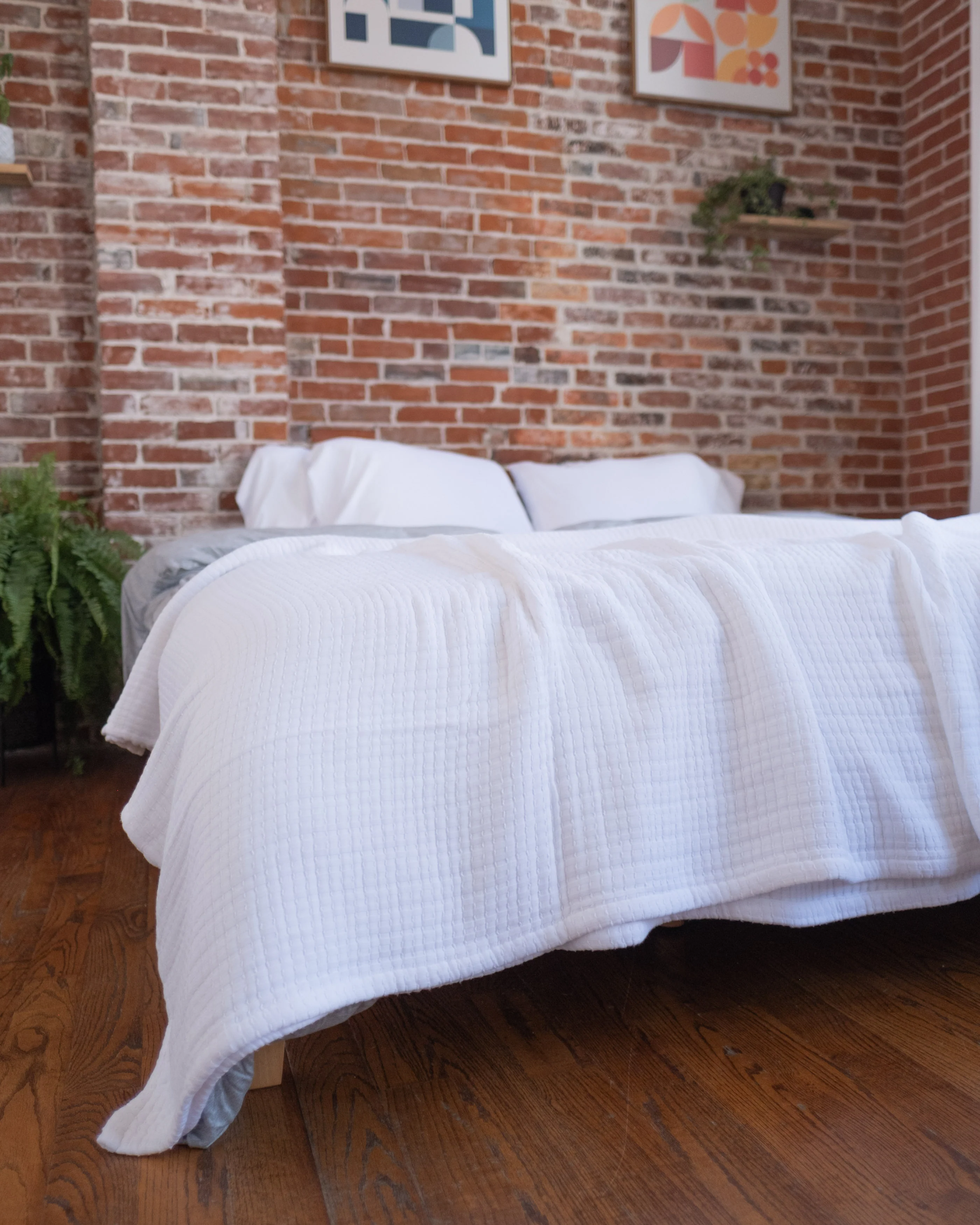 The Stitched Cotton Quilt in White - Image 4