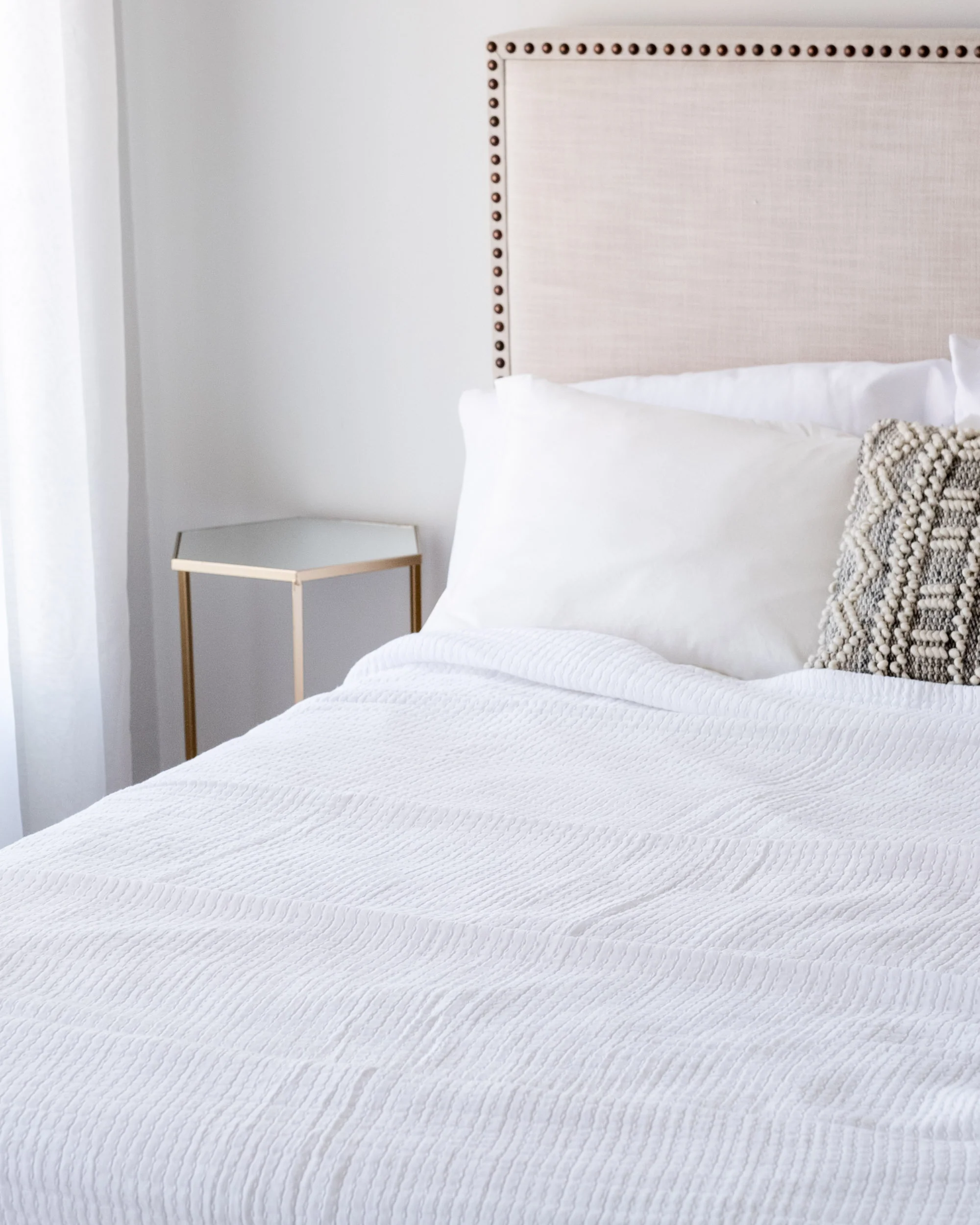 The Stitched Cotton Quilt in White - Image 6